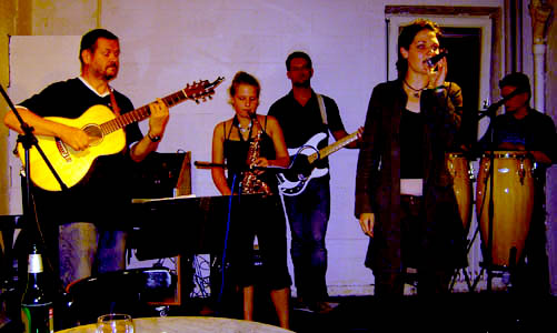 Frau Checker und Mausi mit Band