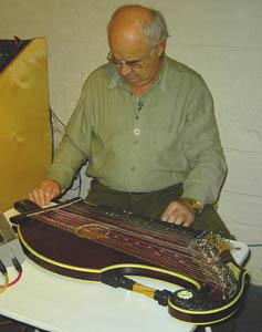 Claudius an der Zither